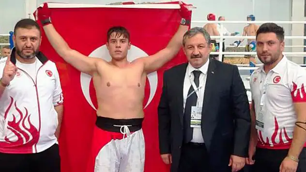 Ahmet Uğur, altın madalya ile döndü
