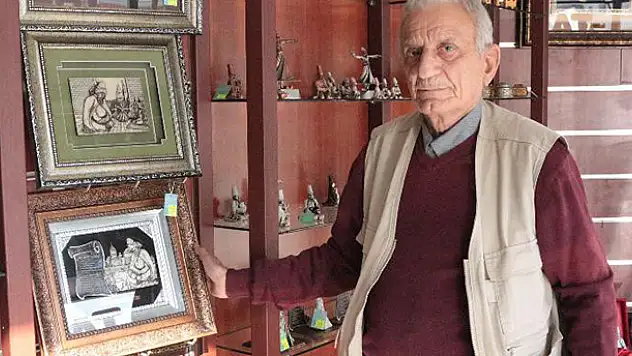 Ahşabı sanata dönüştürüyor