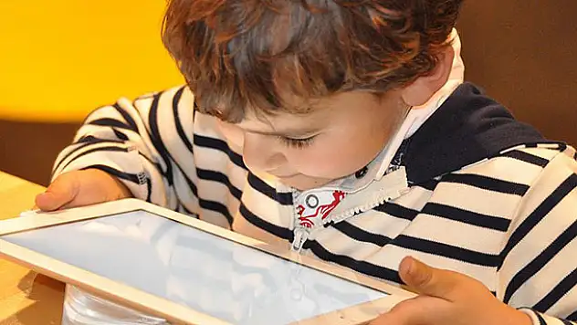 Ailelere yaz tatilinde 'dijital dünya' ile ilgili uyarılar