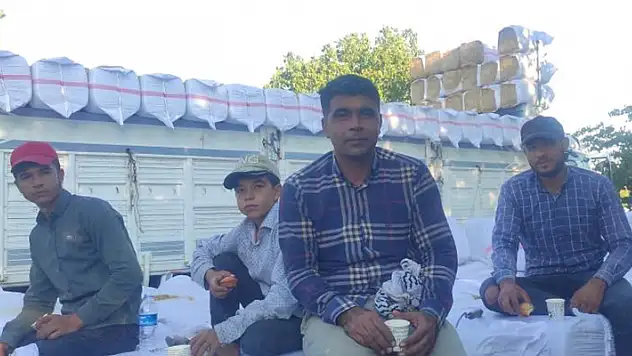 Aileleriyle birlikte ekmeklerini samandan kazanıyorlar
