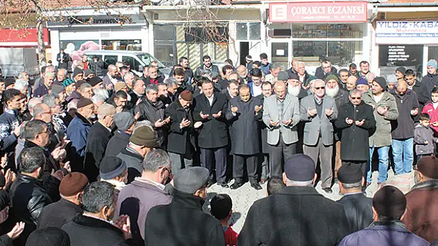 Ak heyet umreye gidenleri uğurladı