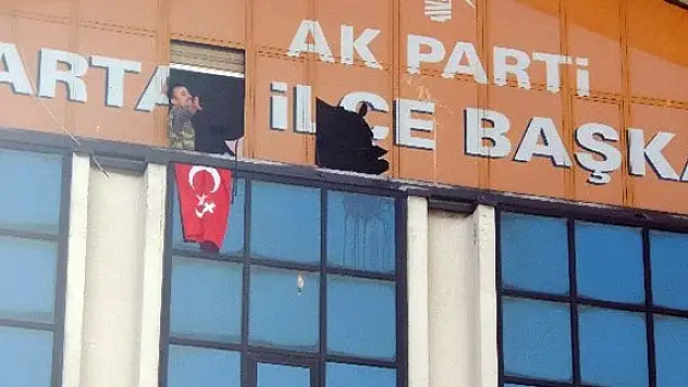 AK Parti binasına silahlı baskın!