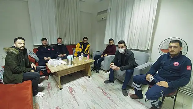 AK Parti Gençlik Kollarından kontrol noktasındaki polislere çay ikramı