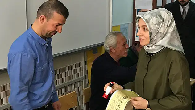 AK Parti Genel Başkan Yardımcısı Usta, oyunu kullandı