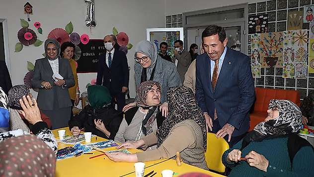 AK Parti Genel Başkan Yardımcısı Uygur Alzheımer Gündüz Yaşam Merkezi'ne övgü
