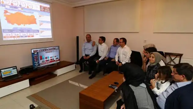 AK Parti Genel Başkanı ve Başbakan Davutoğlu seçim sonuçlarını Konya'da takip ediyor