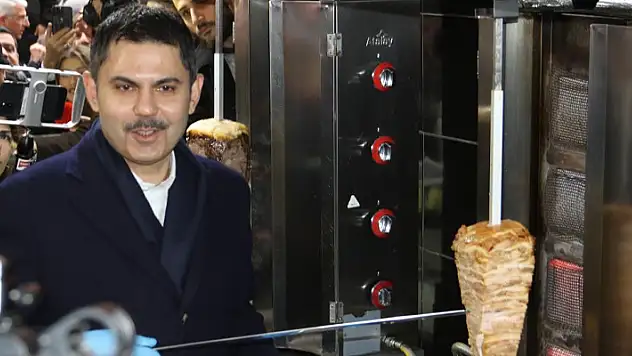 AK Parti İBB Başkan Adayı Murat Kurum, döner kesip gazetecilere ikram etti
