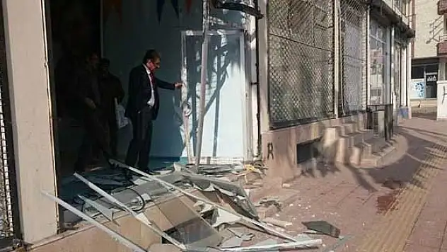 AK Parti ilçe binasına bombalı saldırı