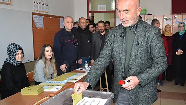 AK Parti Konya İl Başkanı Angı oyunu kullandı