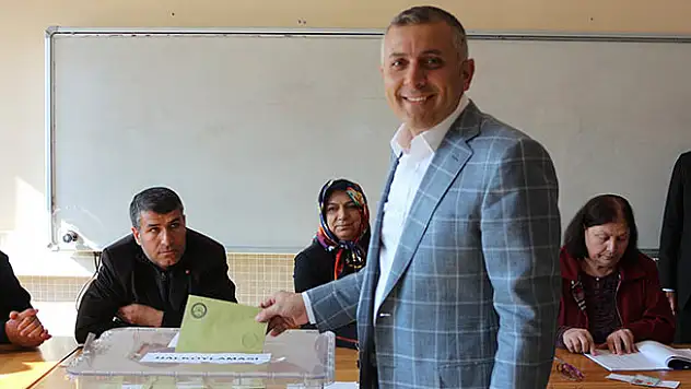 AK Parti Konya İl Başkanı Arat, oyunu kullandı