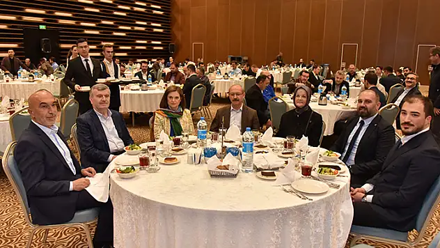 
AK Parti Konya İl Başkanlığı, Konya Barosu avukatları ile iftarda bir araya geldi