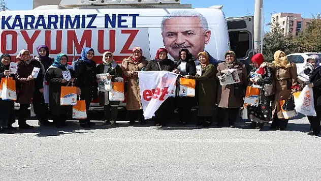 AK Parti Konya Kadın Kolları ev ev gezerek referandum için destek istiyor