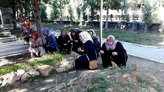 AK Parti'li kadınlar 15 Temmuz şehidini andı
