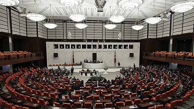 AK Parti, sağlık çalışanlarına ilişkin yasa teklifini TBMM Başkanlığı'na sundu

