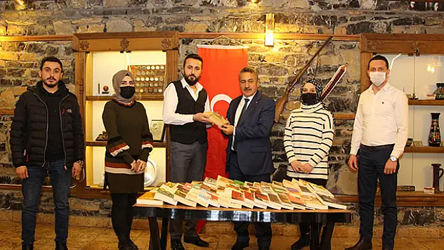 AK Parti Seydişehir Gençlik Kolları Başkanlığı'ndan yeni kütüphaneye kitap bağış