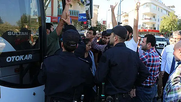 Ak Parti standına saldırı: 12 gözaltı!