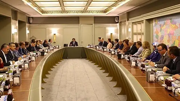 AK Parti toplantısından ne karar çıktı?