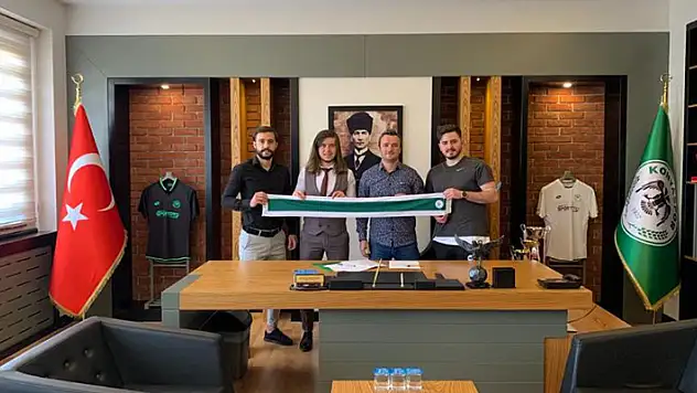 Akademi'de ilk imza Yeşil Beyaz'dan 