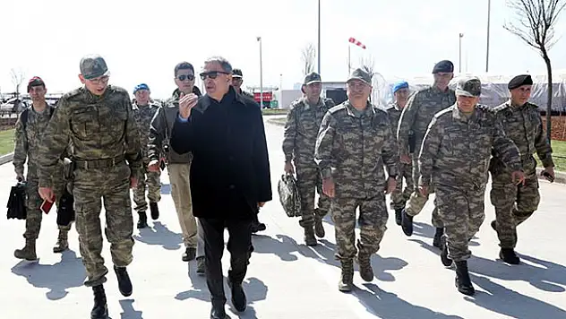 Akar Suriye sınırındaki birlikleri denetledi