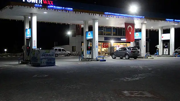 Akaryakıt istasyonu çalışanı silahlı gaspçıyı etkisiz hale getirdi