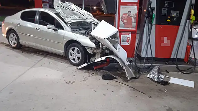 Akaryakıt istasyonuna dalan otomobilin sürücüsü yaya olarak kaçtı
