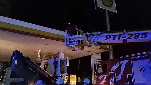 Akaryakıt istasyonunun çatısında tamirat yapan 2 işçi, elektrik akımına kapıldı
