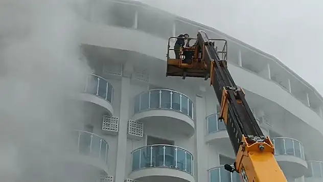 Akçakoca'da otelde yangın: 10 kişi dumandan etkilendi
