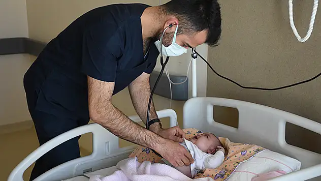 Akciğer atardamarlarında darlık olan bebeğe Konya'da aynı gün iki ameliyat yapıldı
