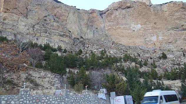 Akdeniz açıklarındaki 5.2'lik deprem Karaman'da dev kayalar yerinden koptu