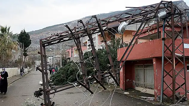 Akdeniz'de kar ve fırtına yaşamı olumsuz etkiledi