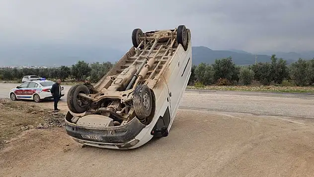 Akılalmaz kaza, kamyonet dik durdu

