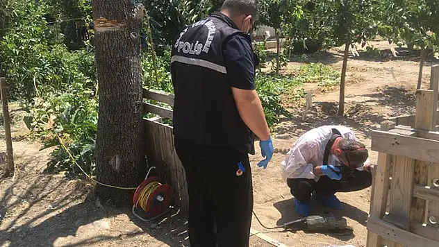 Akılalmaz kaza! Konya'da bir kişi kuru ağacı taşlama makinesiyle budarken kendi boğazını kesti