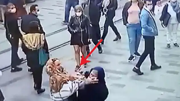 Akılalmaz olay! Herkes işi gücü bıraktı, onların kavgasını izledi