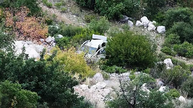Akıllara durgunluk verdi! Eşiyle tartıştı aracını uçuruma yuvarladı
