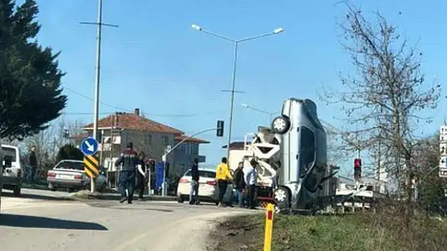 Akıllara durgunluk veren kaza! - Otomobil dik durdu