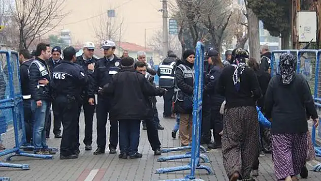 Akın Çelik'in avukatının aracı kundaklandı, Soma davasından çekildi