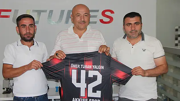 Akkisespor yönetimi Yalgın'a forma hediye etti