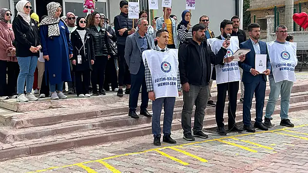 Akören'de eğitimciler şiddete karşı eylem yaptı

