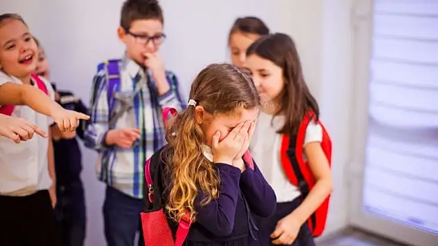Akran zorbalığının temeli evde öğrenilen davranışlardır