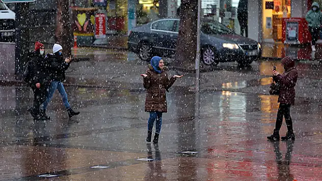 Aksaray'a mevsimin ilk karı yağdı