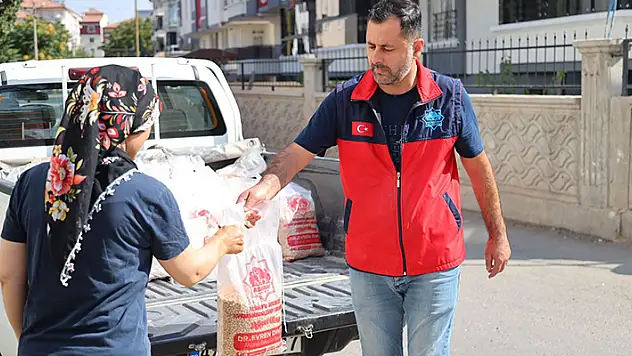 Aksaray Belediyesi, hasat ettiği nohutları ihtiyaç sahibi ailelere dağıtıyor

