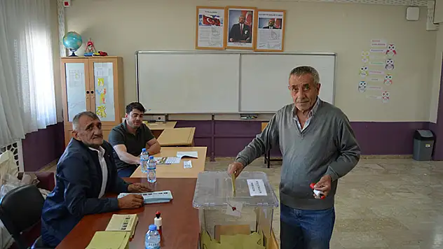 Aksaray'da 1 ilçe ile 1 beldede seçmenler oy kullandı
