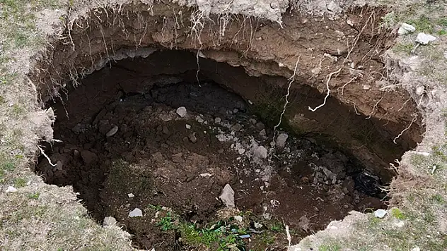 Aksaray'da 10 metre derinliğinde obruk oluştu

