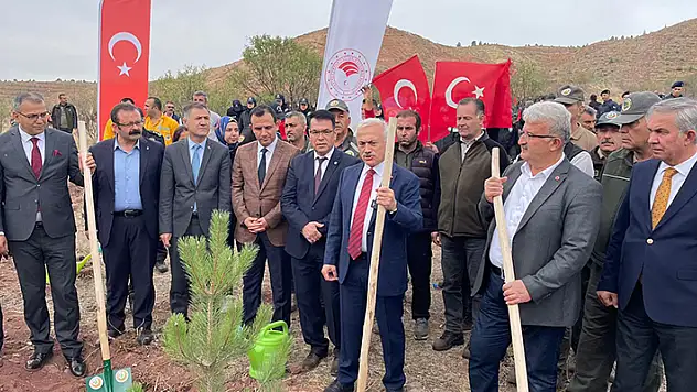 Aksaray'da 100. Yıl Hatıra Ormanı'nda fidanlar toprakla buluşturuldu
