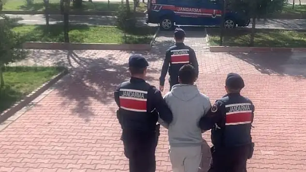 Aksaray'da 13 yıl hapsi olan hırsızlık şüphelisi JASAT ekiplerince yakalandı
