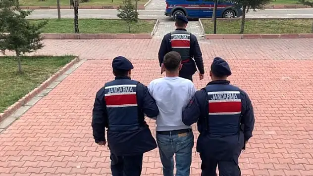 Aksaray'da 15 yıl hapsi olan hırsızlık şüphelisi JASAT ekiplerince yakalandı
