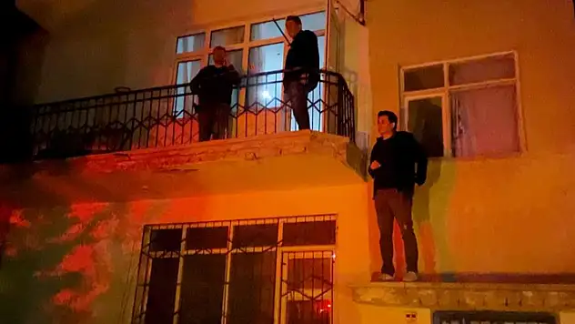 Aksaray'da 2. katta suçüstü yakalanan azılı hırsız, polis ekibiyle evde mahsur kaldı
