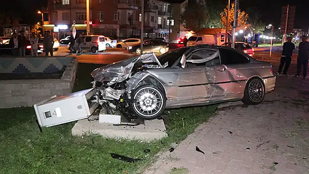 Aksaray'da 2 otomobil çarpıştı: 5 yaralı