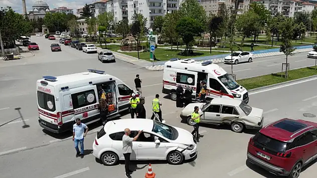 Aksaray'da 2 otomobilin çarpıştığı kazada 4 kişi yaralandı
