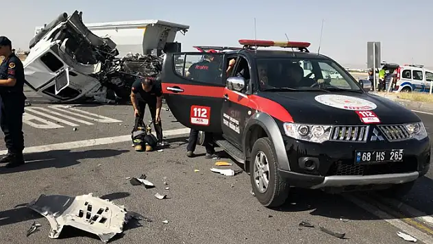 Aksaray'da 2 tır ve 1 kamyon çarpıştı, tırın kupası koptu: 2 yaralı
